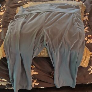 Simply Vera Vera Wang Gray Capris